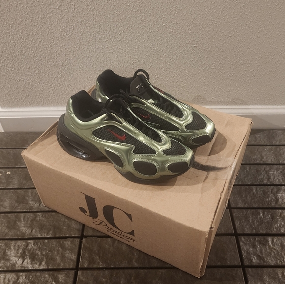 Women's Nike Air Max Muse 'Metallic Oil Green' - Picture 11 of 16
